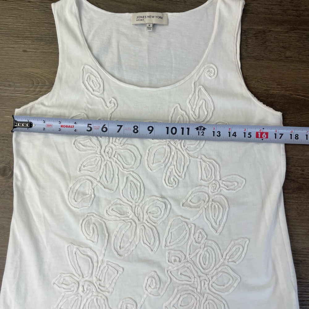 Jones New York Women’s White Floral Rosette Tank Top, size Medium - Picture 6 of 8